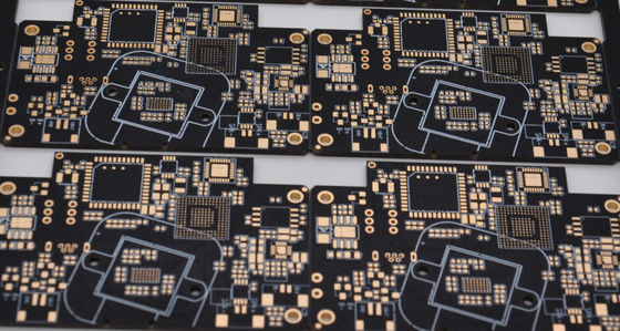 Bordo di alluminio del PWB della luce di strato 1.6mm 4mil LED del materiale basato 2 con la maschera nera della lega per saldatura